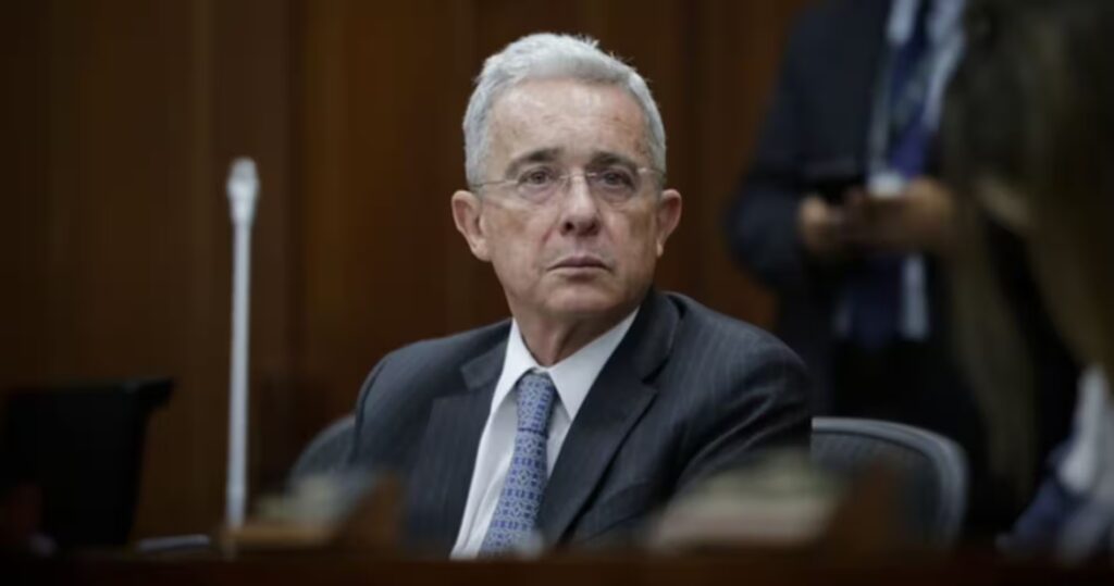 Fallo judicial ordena investigar a Álvaro Uribe por homicidios de defensores de DD. HH.