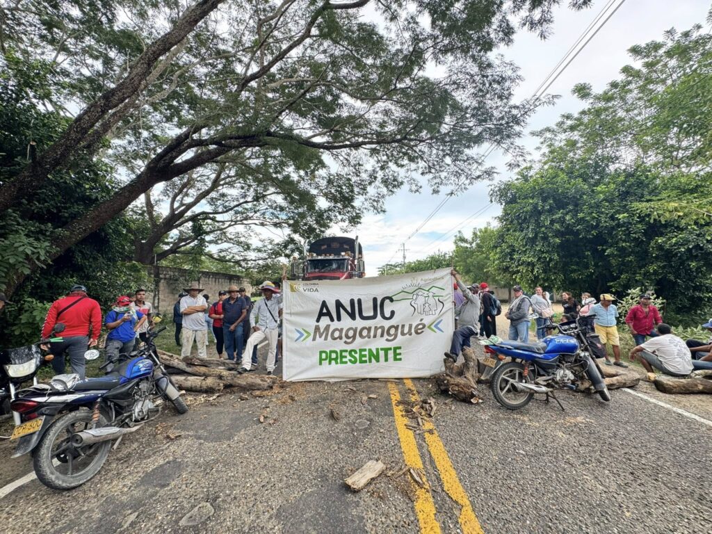 Paro campesino mantiene bloqueada la Troncal del Caribe en Magangué