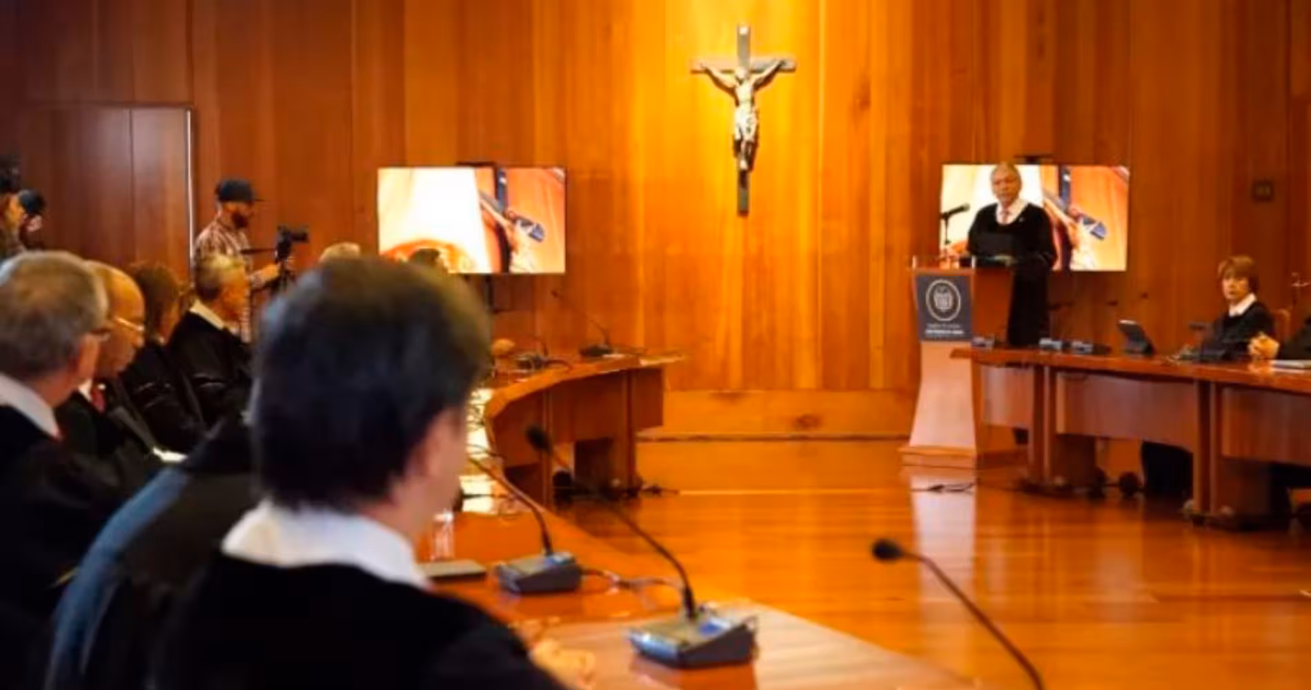 Corte Constitucional exige justificar íconos religiosos en despachos judiciales