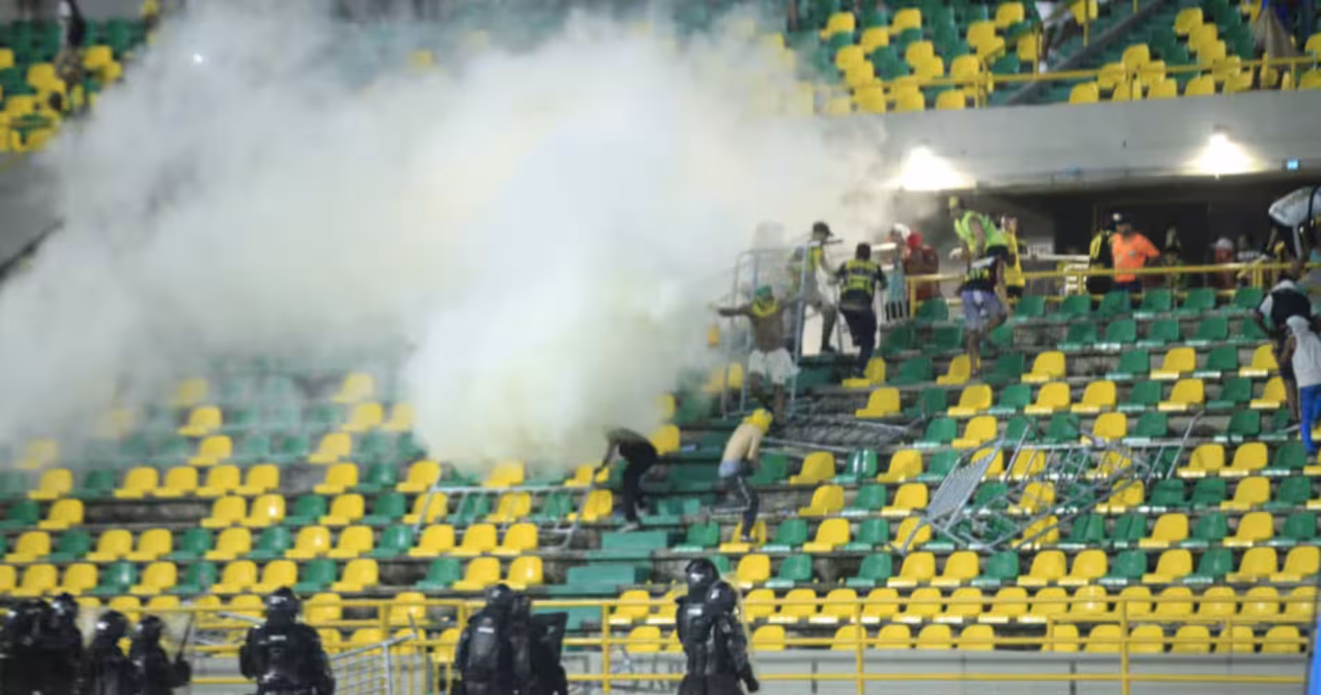 Empate con violencia: hinchas del Real Cartagena provocan disturbios en el estadio