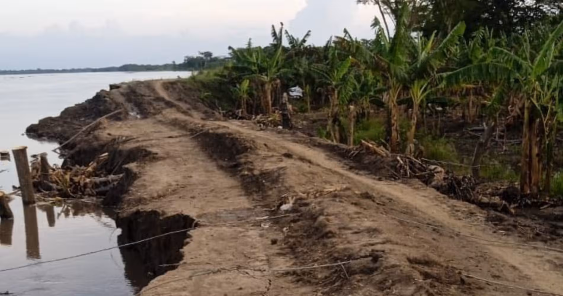 Desesperación en El Peñón: la erosión del Magdalena amenaza con borrar el pueblo
