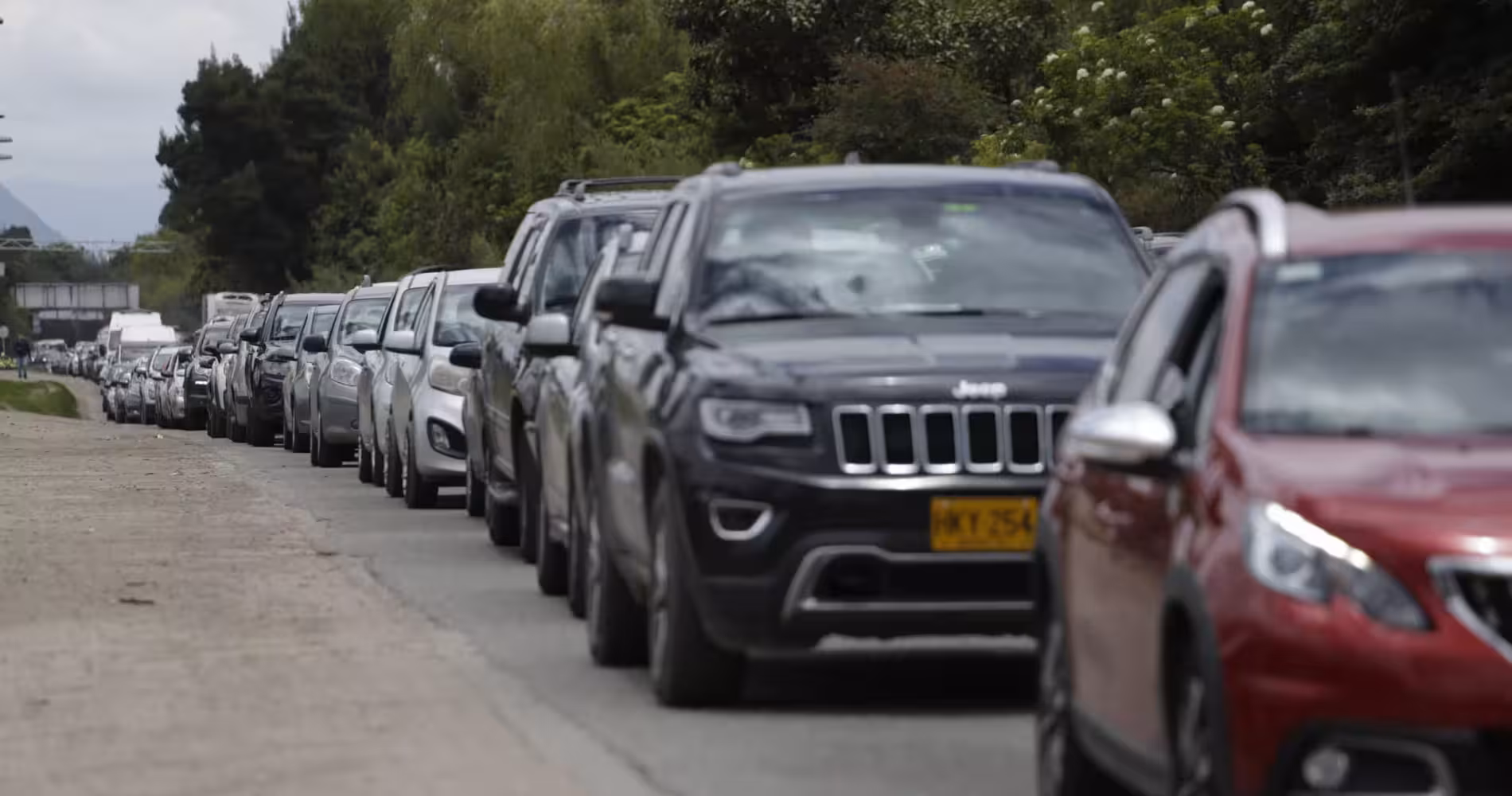 Gobierno propone aumentar aranceles a carros y motos de combustión hasta 40%