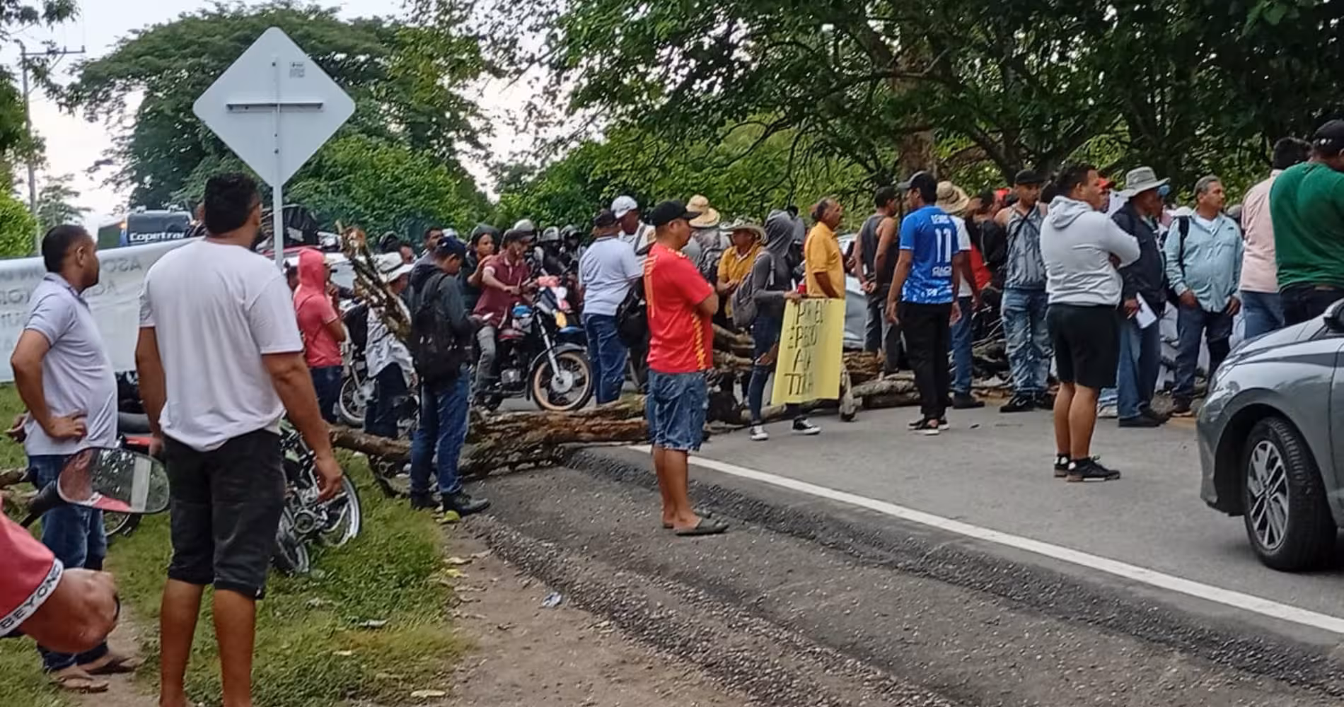 Protesta campesina bloquea el paso entre Magangué y Juan Arias