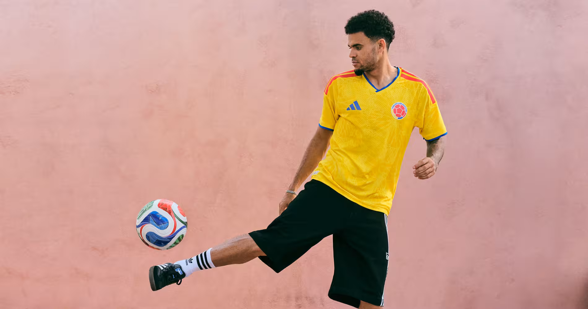 La Selección Colombia estrena camiseta inspirada en el realismo mágico