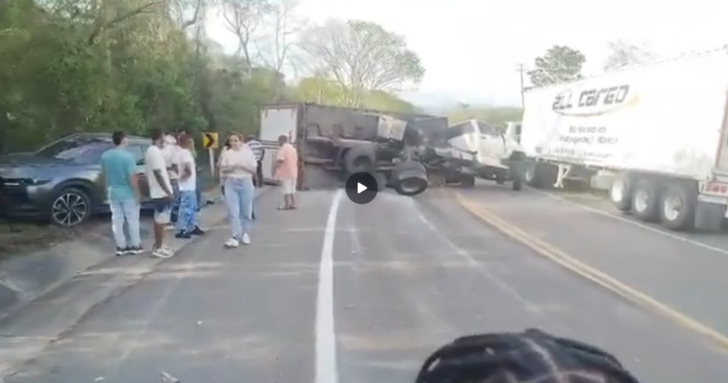 Accidente múltiple paraliza la vía Carreto–San Juan Nepomuceno