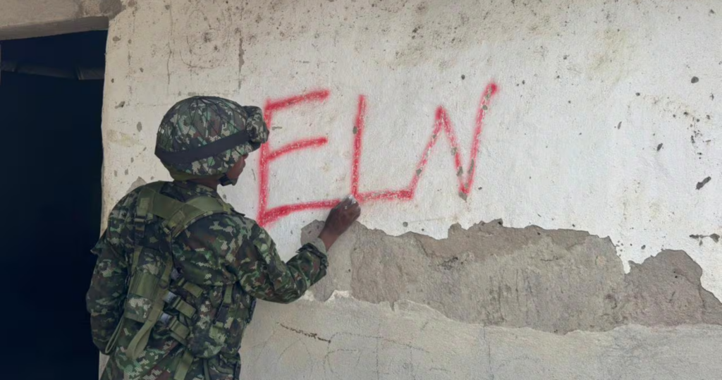 Ejército borra grafitis del ELN en Río Viejo y refuerza patrullajes