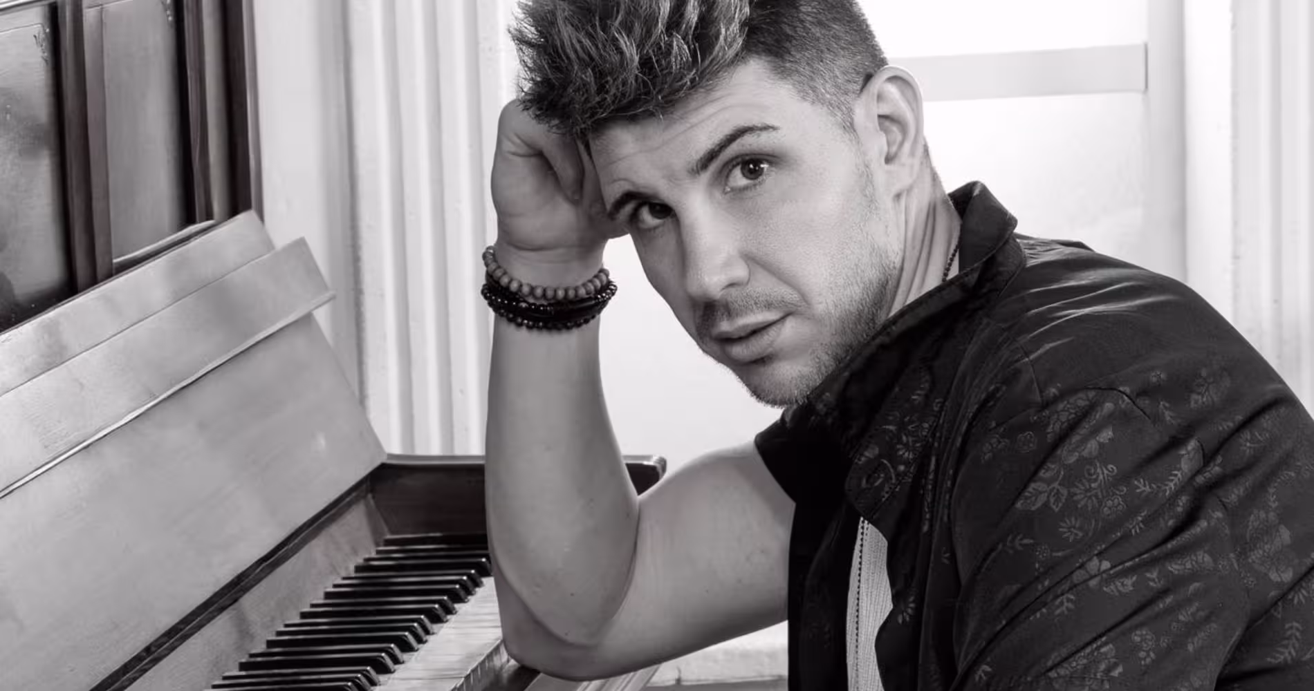 Billboard destaca a Rubén Alegría como artista a seguir en 2026