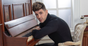 Billboard destaca a Rubén Alegría como artista a seguir en 2026