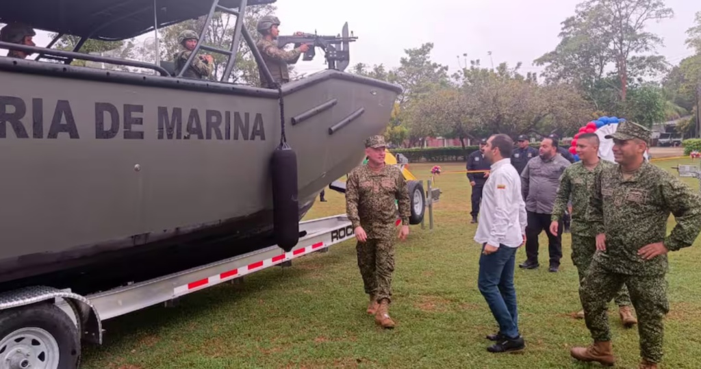 Armada recibe embarcaciones para fortalecer control en ríos estratégicos